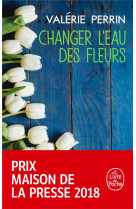 Changer l'eau des fleurs