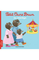 Petit ours brun au manège