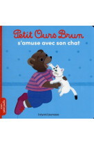 Petit ours brun s'amuse avec son chat