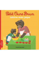 Petit ours brun cuisine avec papa